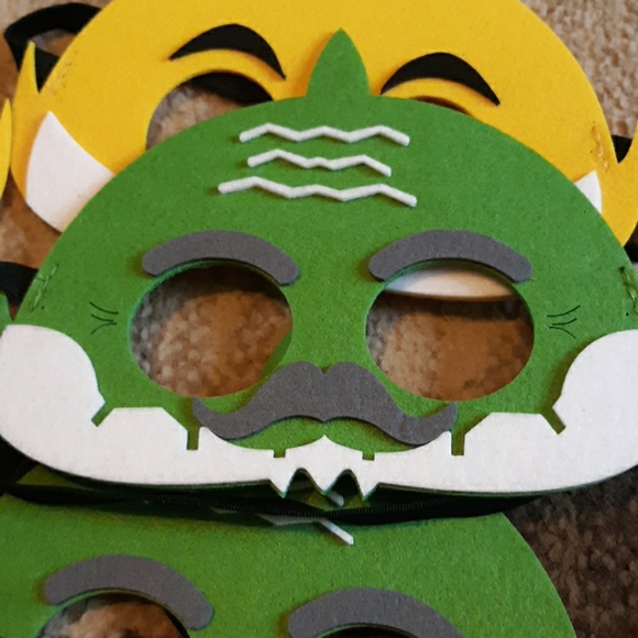 Baby Shark Masks and fins - Picture 5 of 6